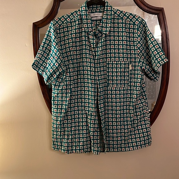 Urban Outfitters Size Medium Button Down Shirt in EUC. Oversized! - Picture 2 of 7